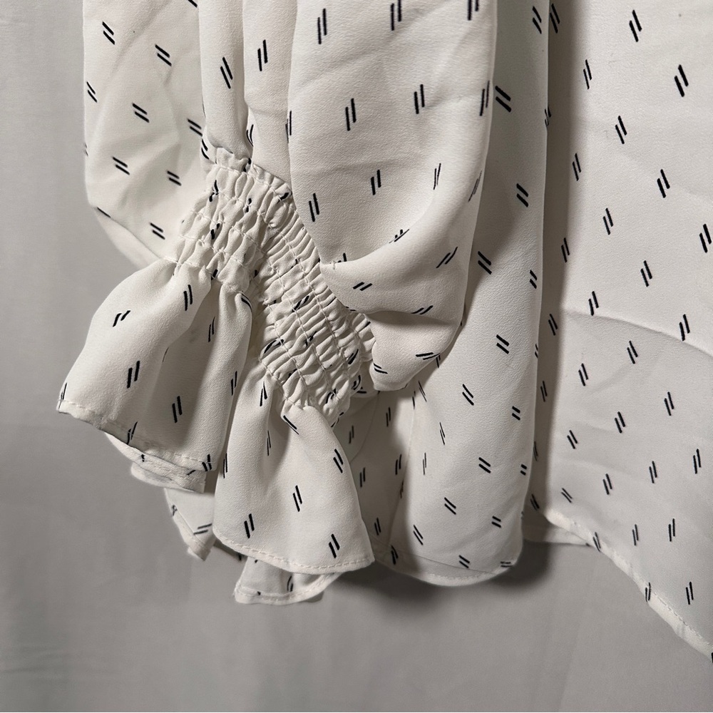 Vince Camuto Cream Blouse with Subtle Pattern - Picture 5 of 10